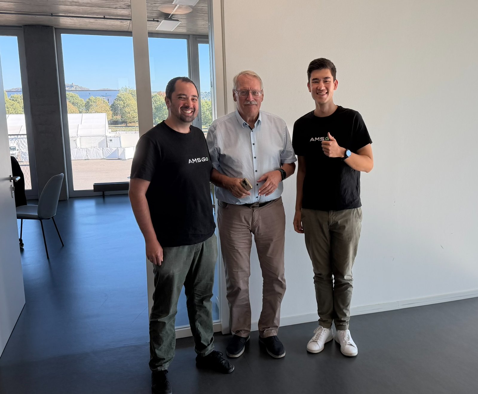 Dr. Friedrich Hoepfner zu Besuch im AMS-Go-Büro – mit Daumen hoch