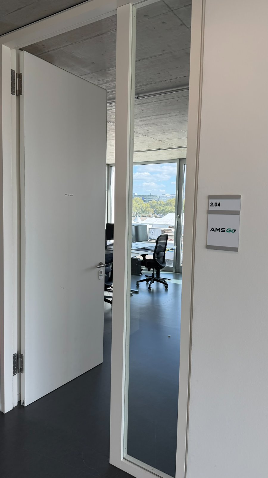 Türschild mit AMS-Go-Logo an Raum 2.04 im FUX